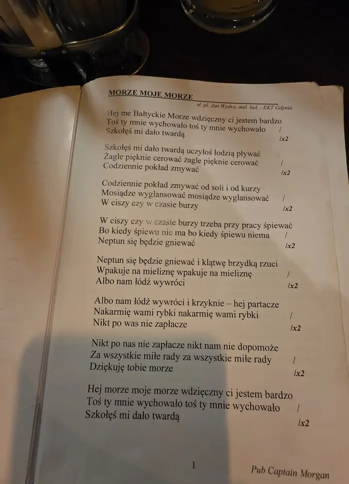 Strona śpiewnika z tekstem szanty „Morze, moje morze” podpisana Pub Captain Morgan